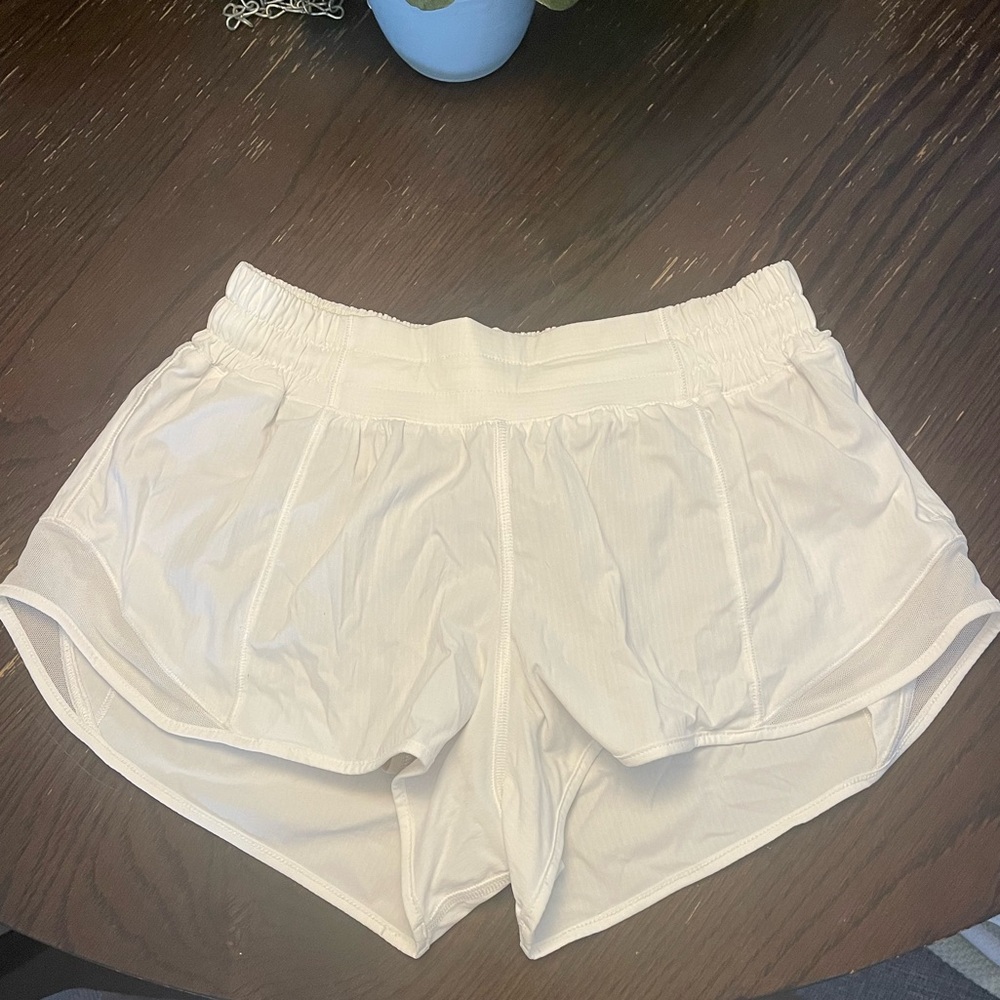 Lululemon white hotty hot shorts 2.5”